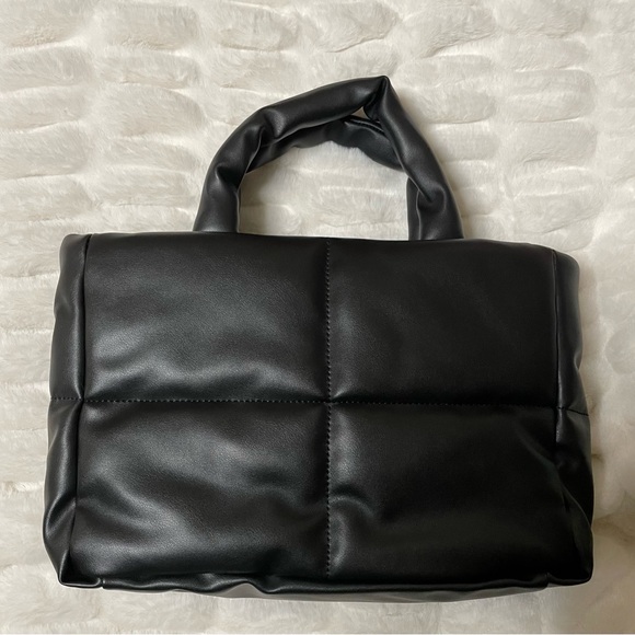 LARGE UNBRANDED PUFFER WITH TOP HANDLES AND CROSSBODY STRAP - Picture 1 of 1